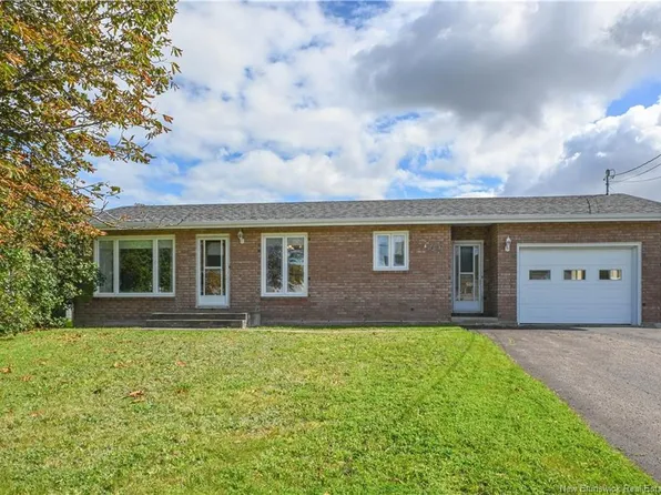140 Des Saules St, Shippagan, NB E8S 1K5