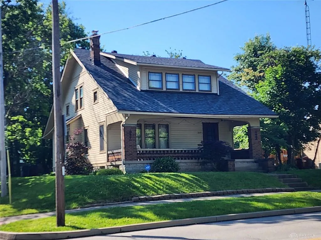 3 bed, 1.5 bath, 1866 sqft, $1,950 — Photo 1