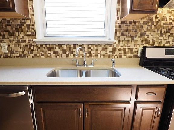 4th image of 3919 N Ravenswood Ave