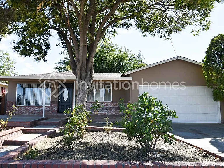 284 Yosemite Dr — Photo 1