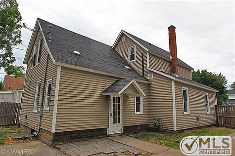 3rd image of 116 E 17th St