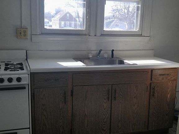 5th image of 309 Memorial Dr APT 4
