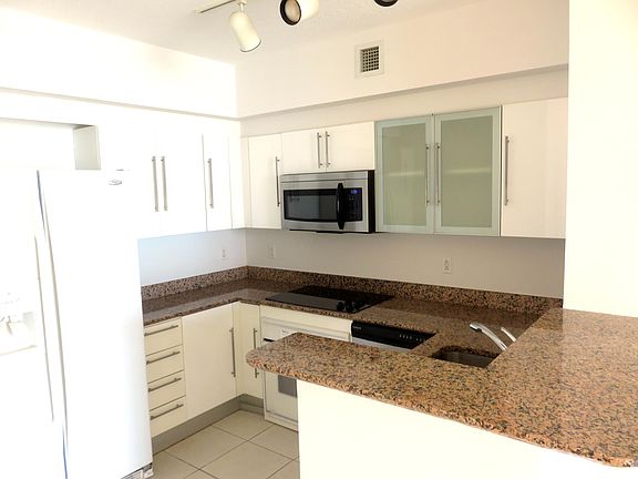 3rd image of 325 Biscayne Blvd #4014
