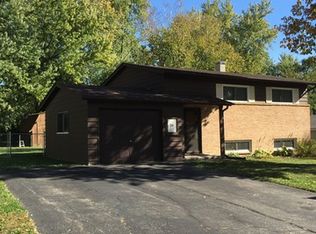 26 Circle Dr W, Montgomery, IL 60538