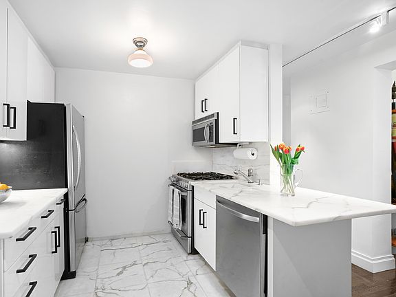 3rd image of 100 Bank St APT 5A