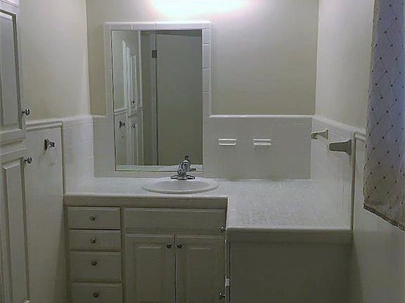 4th image of 3009 Pin Oak Dr