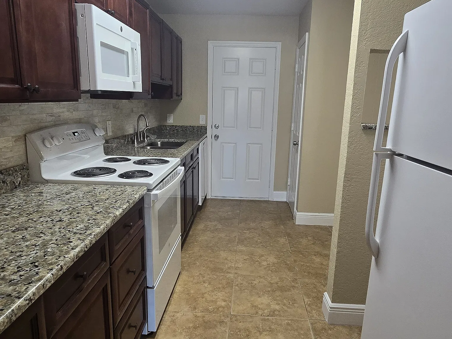 3 bed, 1200 sqft, $1,900 — Photo 4