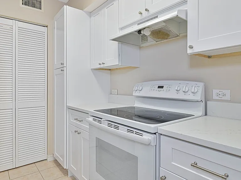 8920 Colonnades Ct E #514 — Photo 10