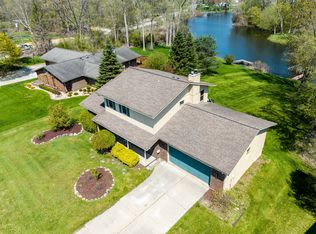 6733 Thompson Ln, White Lake, MI 48383