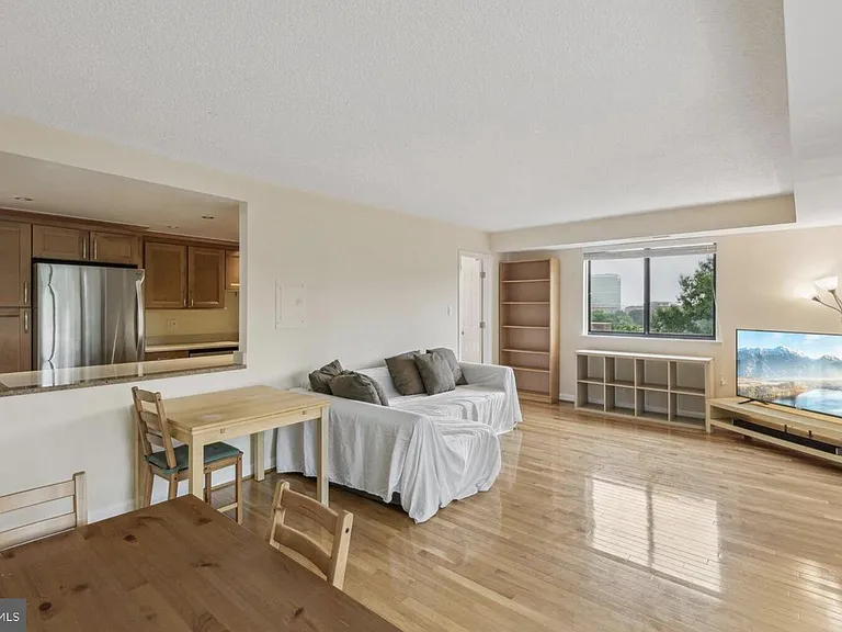 1401 N Rhodes St #406 — Photo 2
