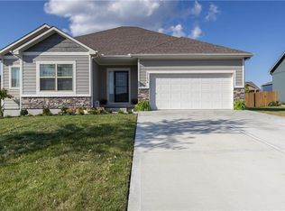 21636 W Nichols St, Spring Hill, KS 66083