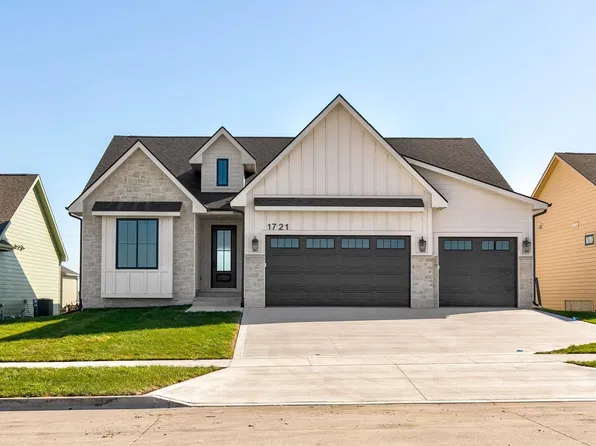 1721 SW Sunset Ct, Grimes, IA 50111