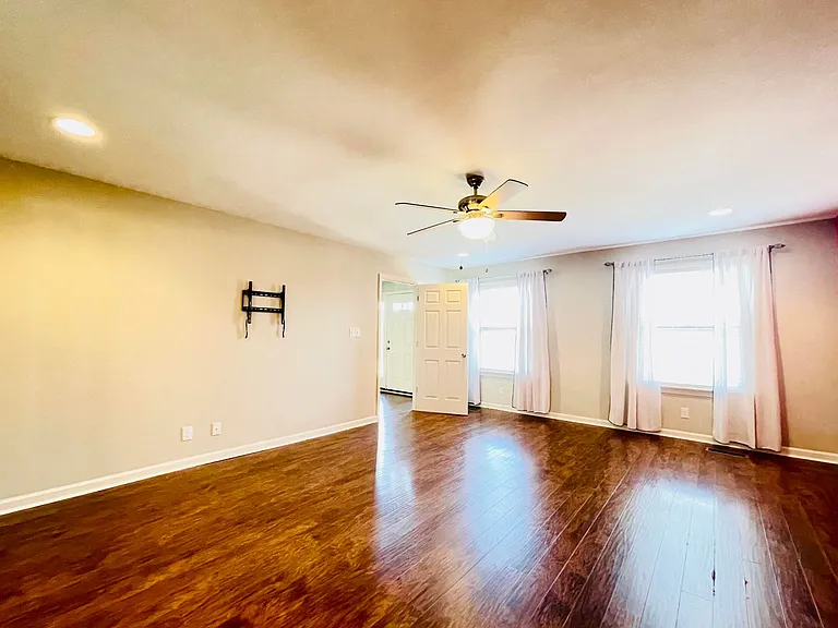 223 Raintree Ln — Photo 15