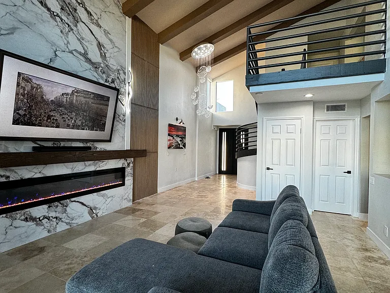 2431 S Victoria Ave — Photo 3