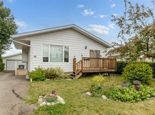 46 W Meadowview Close, Sylvan Lake, AB T4S 1H9