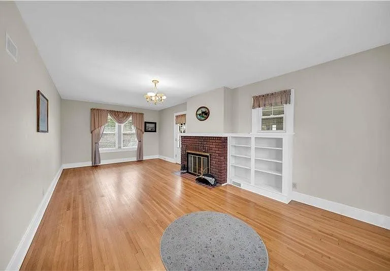 198 Leroy St — Photo 3