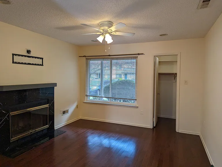 220 Hampshire Dr #220 — Photo 2