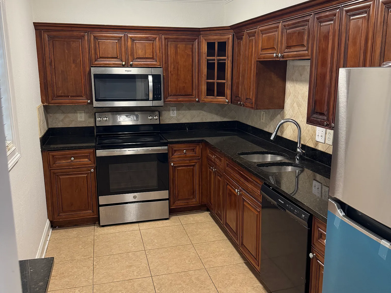 3 bed, 2.5 bath, 1550 sqft, $1,950 — Photo 3