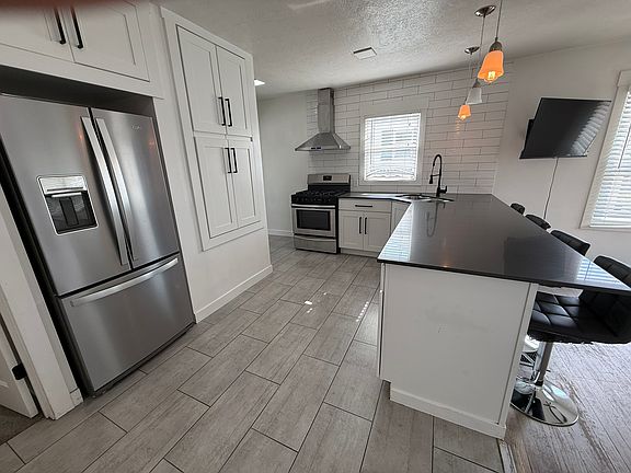 3rd image of 909 E Crandall Ave