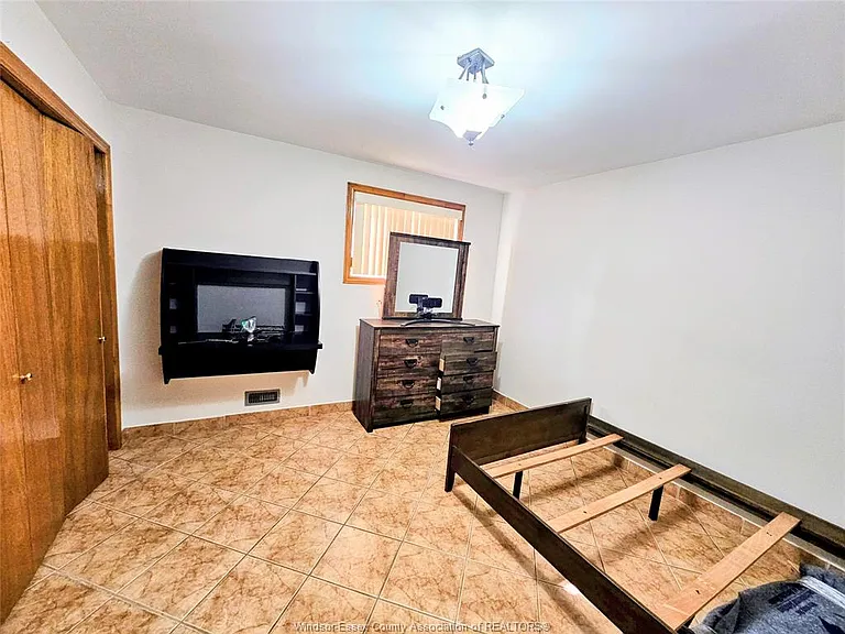 4896 Juliet Cres #BASEMENT — Photo 8