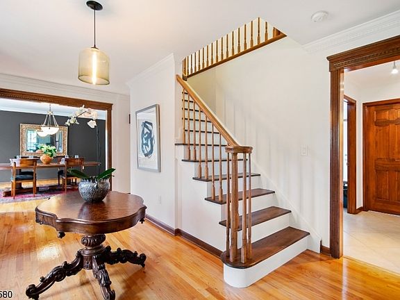 4th image of 11 Pine Pl