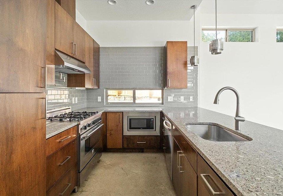 1st image of 2501 E 9th St