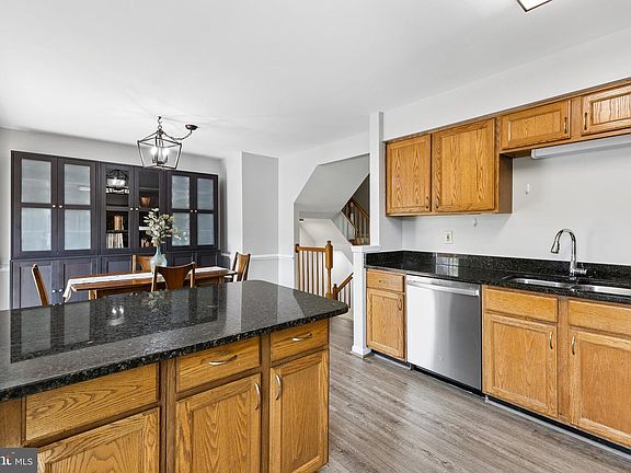3rd image of 7452 Gadsby Sq