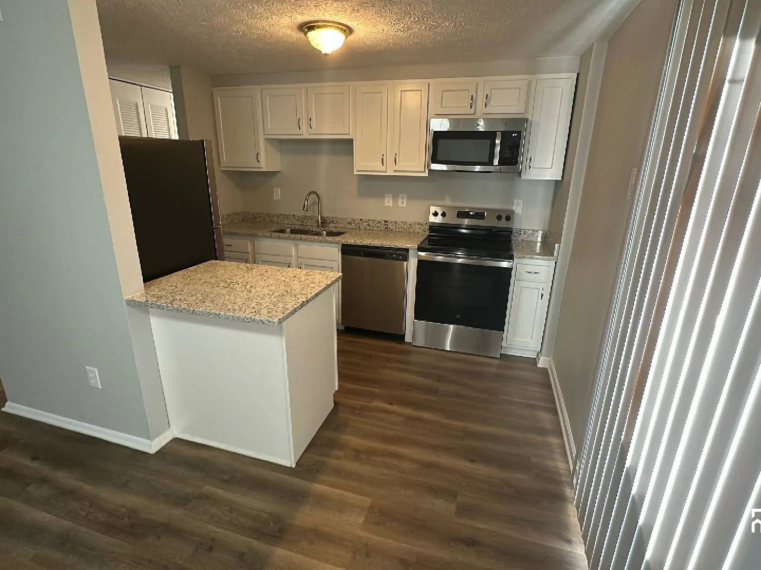 3 bed, 1.5 bath, 1268 sqft, $1,930 — Photo 2