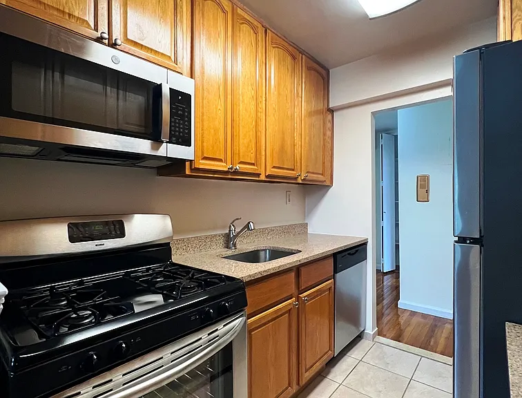 23-50 Waters Edge Dr #D — Photo 14