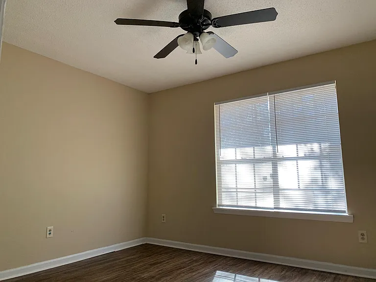 814 Robin Hood Trl — Photo 16