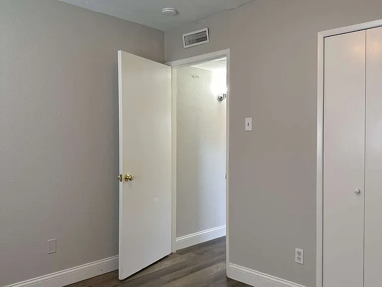422 Woodmere Dr — Photo 9