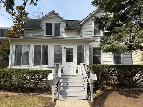 609 1st St #1, Libertyville, IL 60048