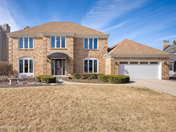 25 Christina Cir, Wheaton, IL 60189
