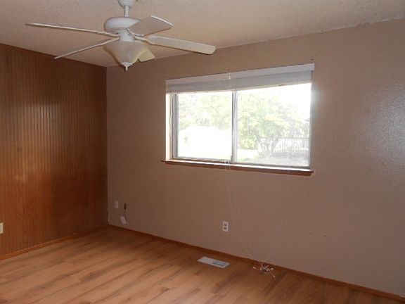 5th image of 19406 Aurora Dr E