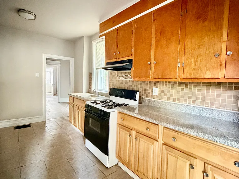 27 N Edgewood St — Photo 3