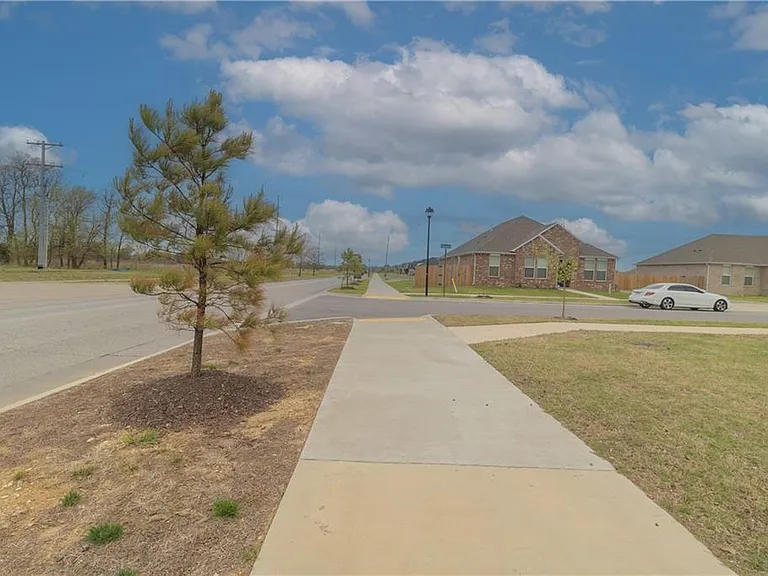 112 S Broyles Ave — Photo 24