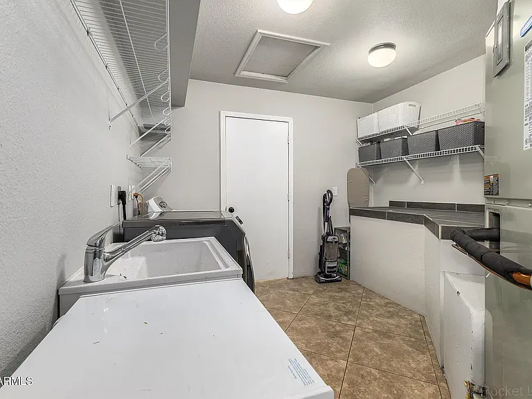 413 E Ellis Dr — Photo 20