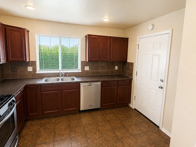 1703 W Tree Ln — Photo 5