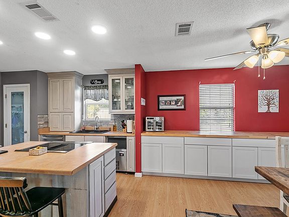 3rd image of 128 Pine St