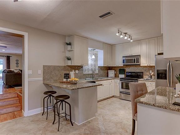 4th image of 6201 S Foster Ave