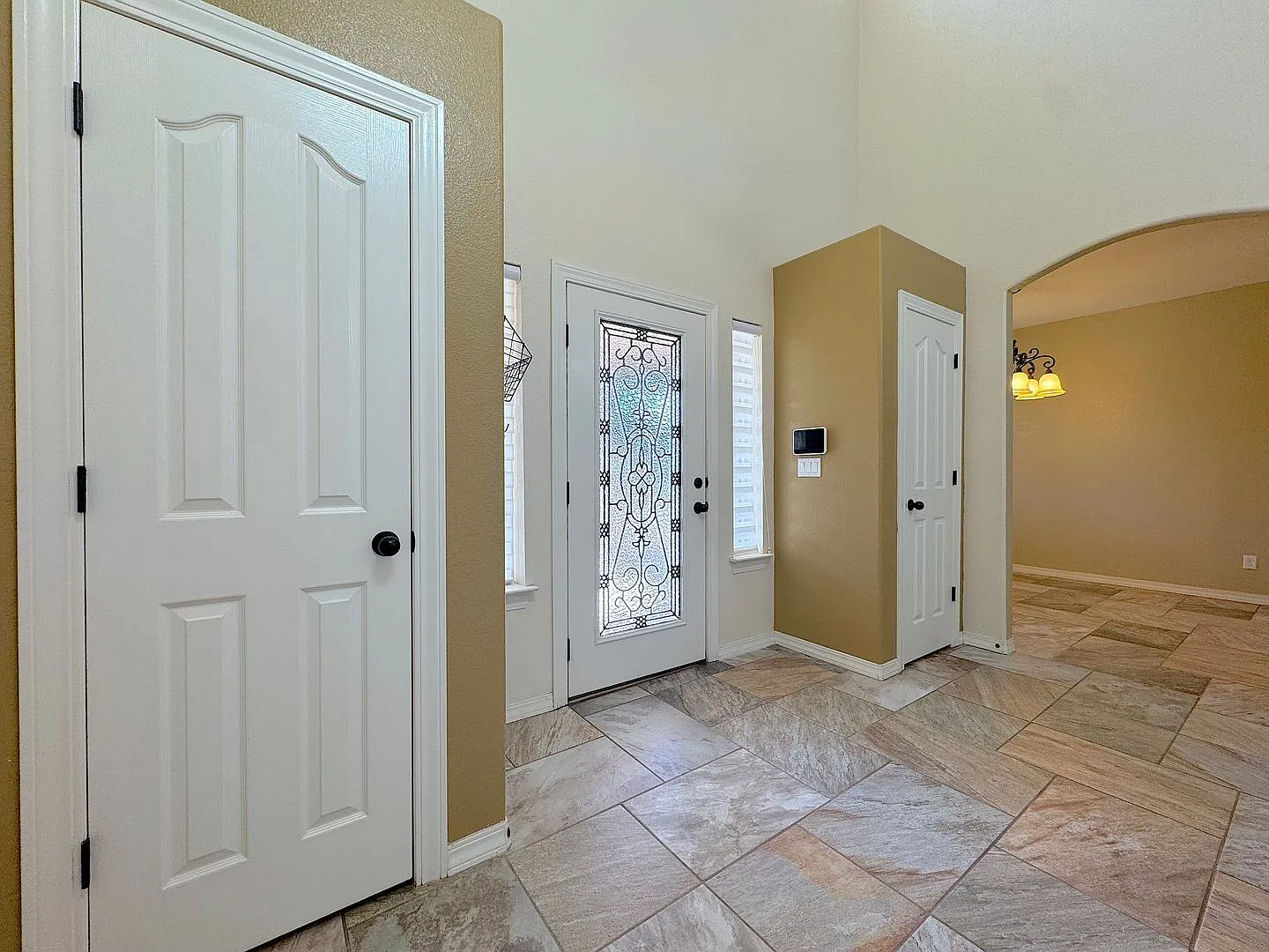 East El Paso 4bed/2.5bath Refrig A/C with Solar Panels! — Photo 3