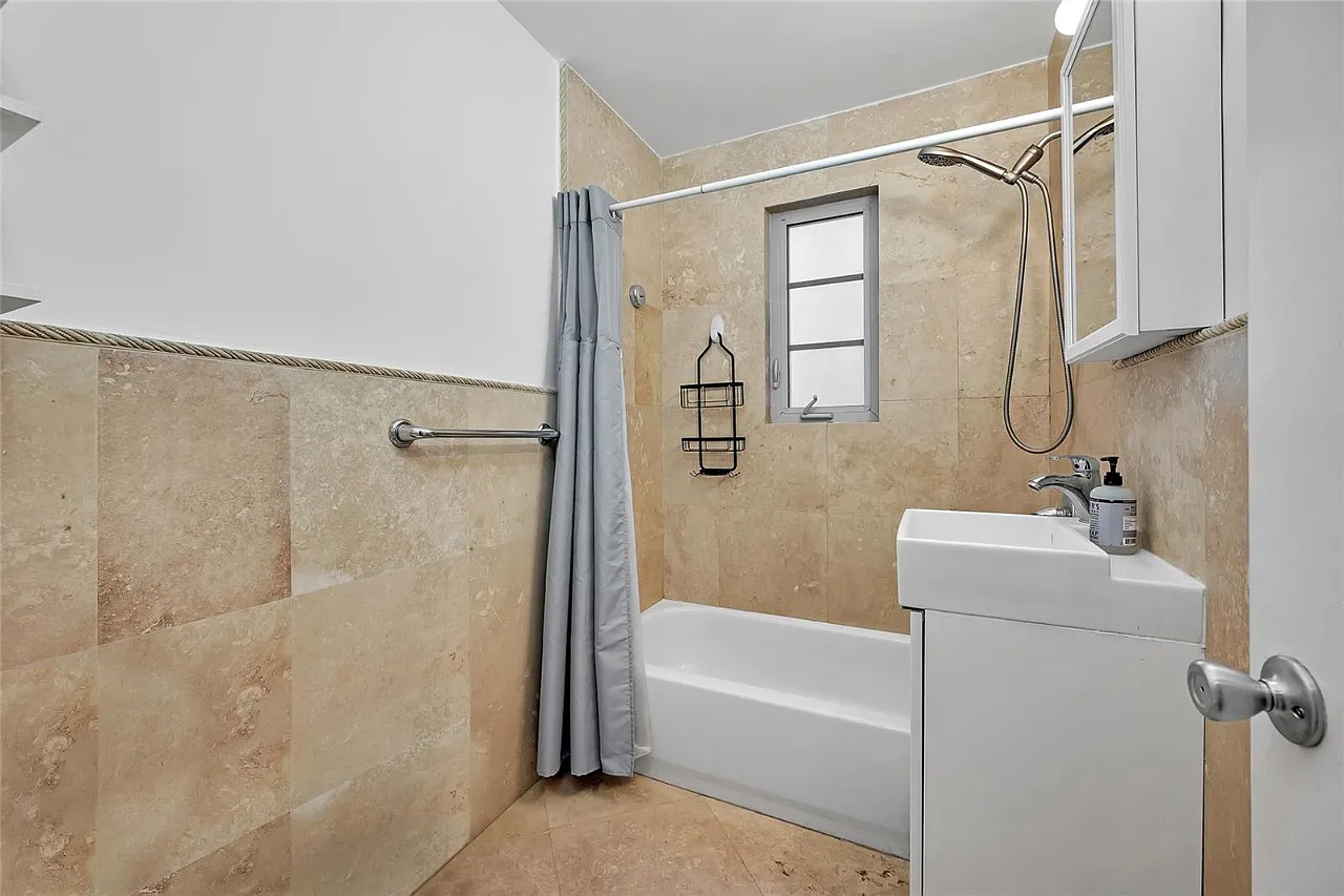 1 bed, 633 sqft, $2,100 — Photo 2