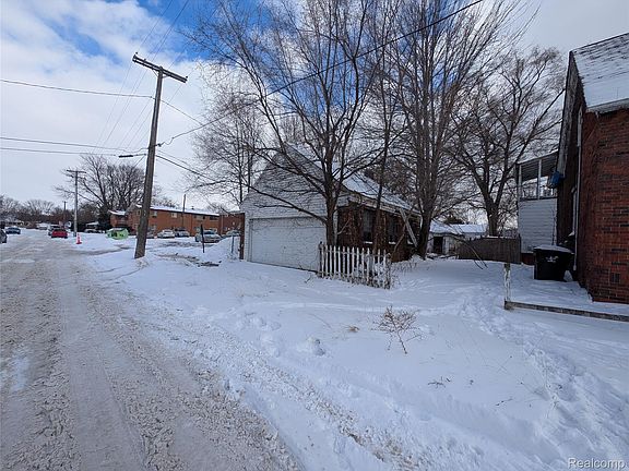 5th image of 3808 Cadieux Rd