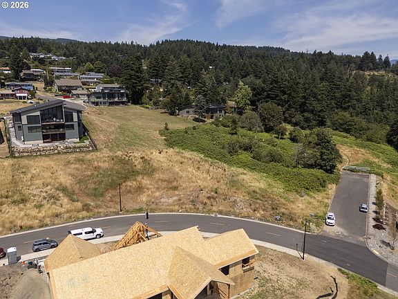4th image of 215 NE Upper Basso Cir