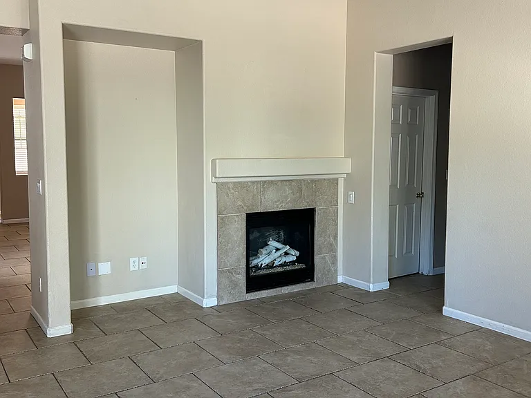 865 Larkspur Ln — Photo 2