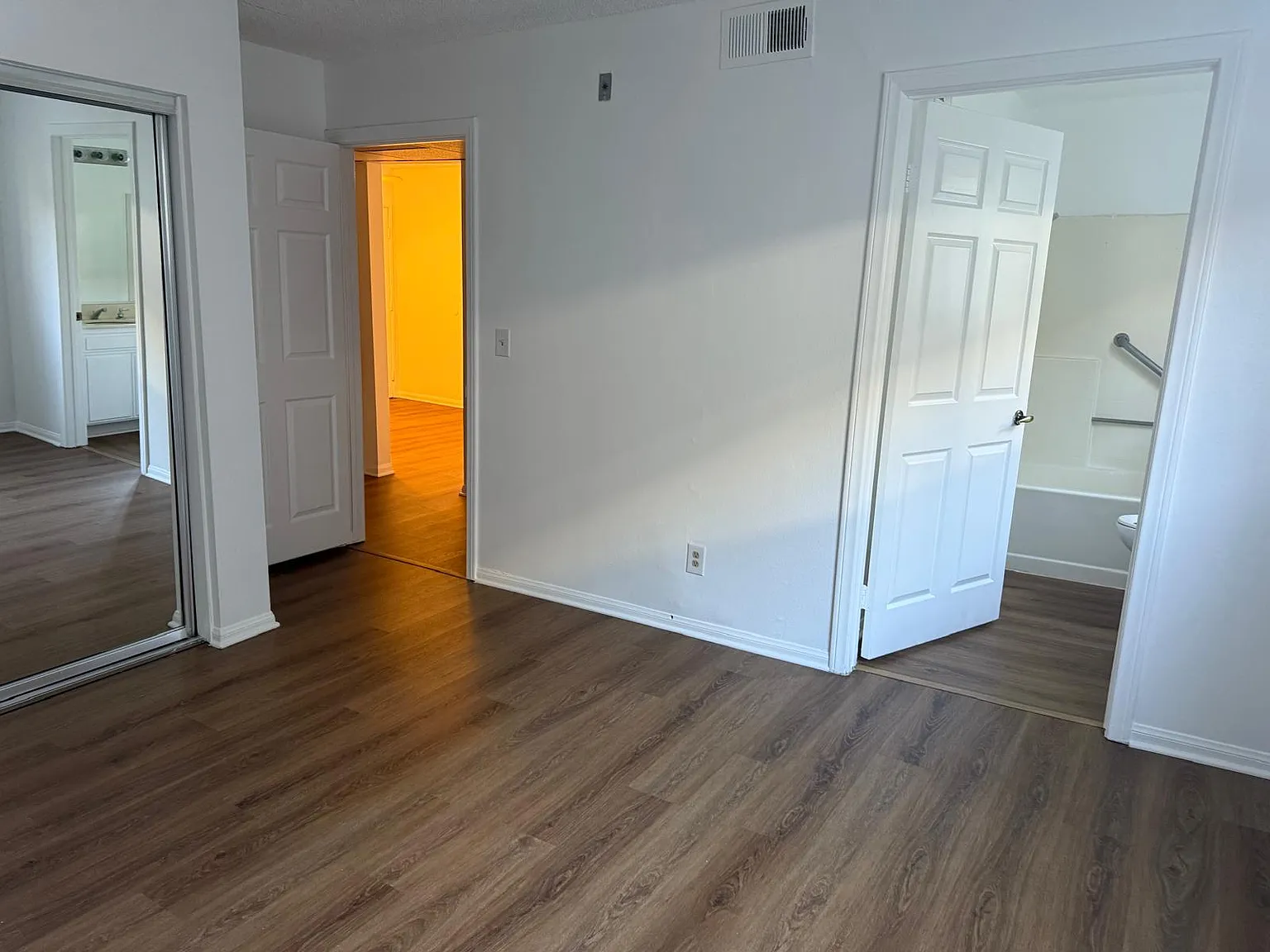 2 bed, 850 sqft, $2,600 — Photo 3