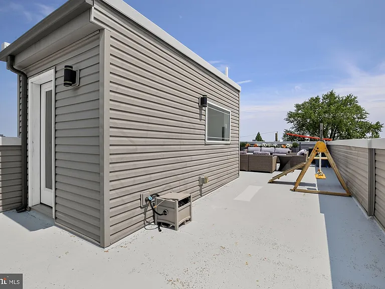2328 E Fletcher St — Photo 43