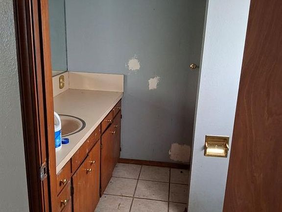 4th image of 410 S Elm St