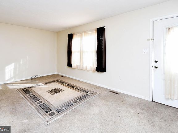 4th image of 9812 Meadowview Dr