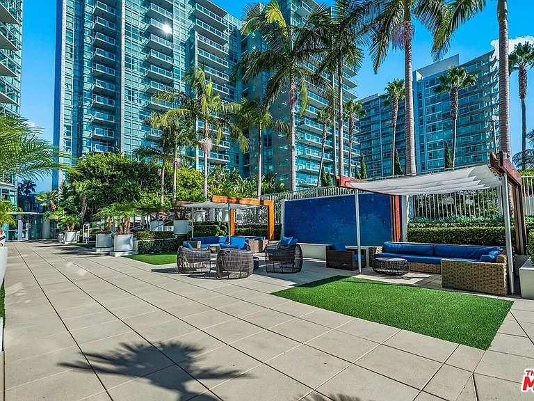 13700 Marina Pointe Dr #327 — Photo 34